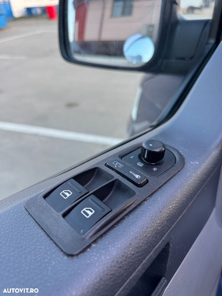 Volkswagen Transporter Shuttle Lang - 13