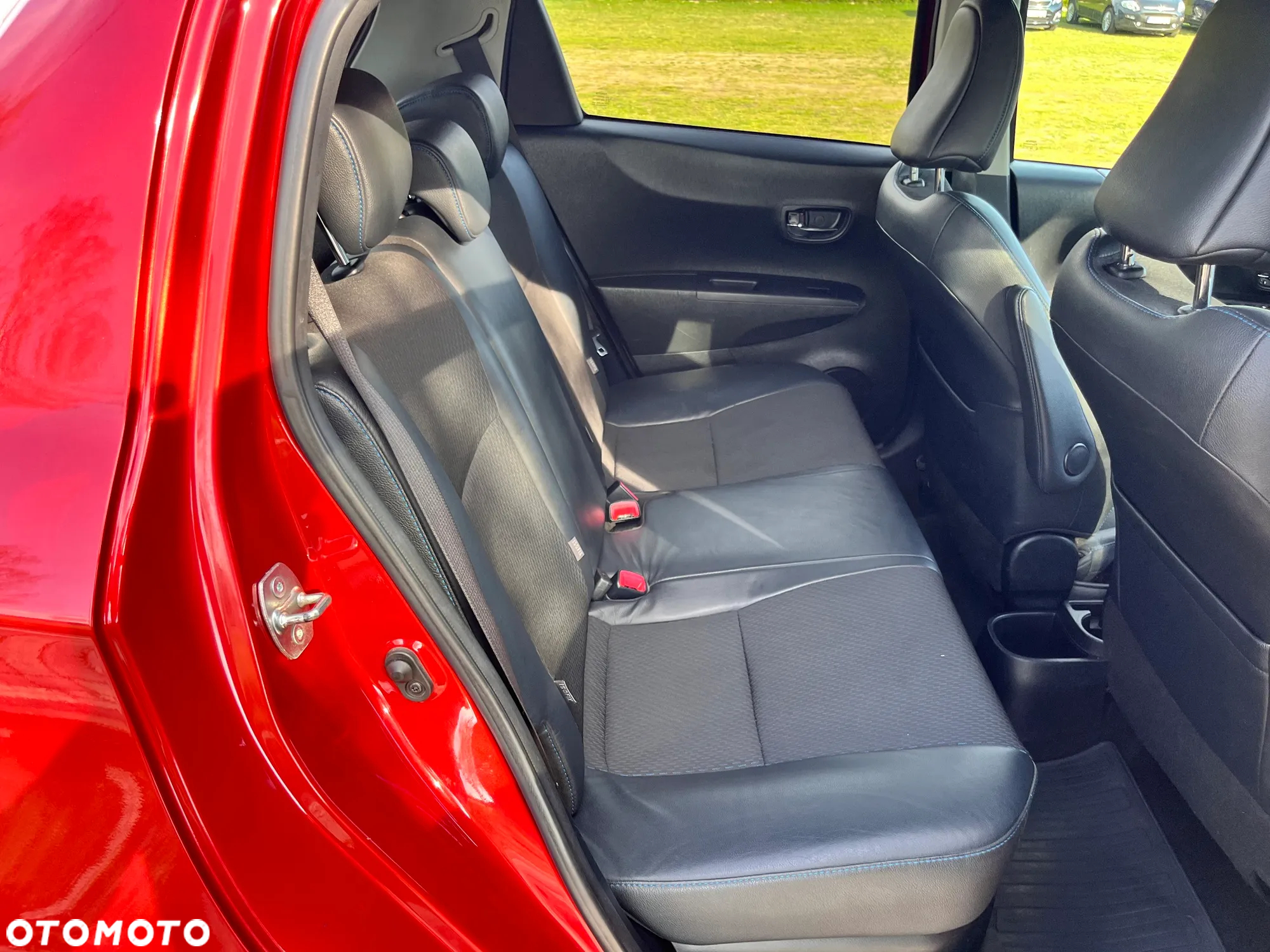 Toyota Yaris Hybrid 100 Dynamic - 14