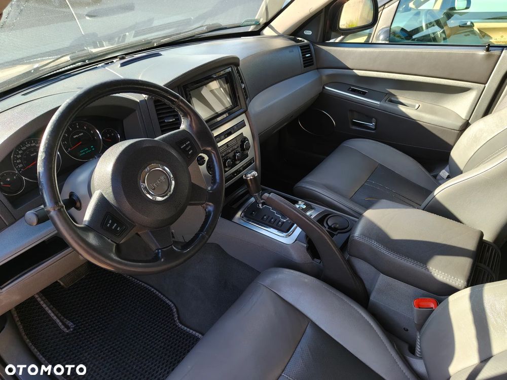 Jeep Grand Cherokee - 31