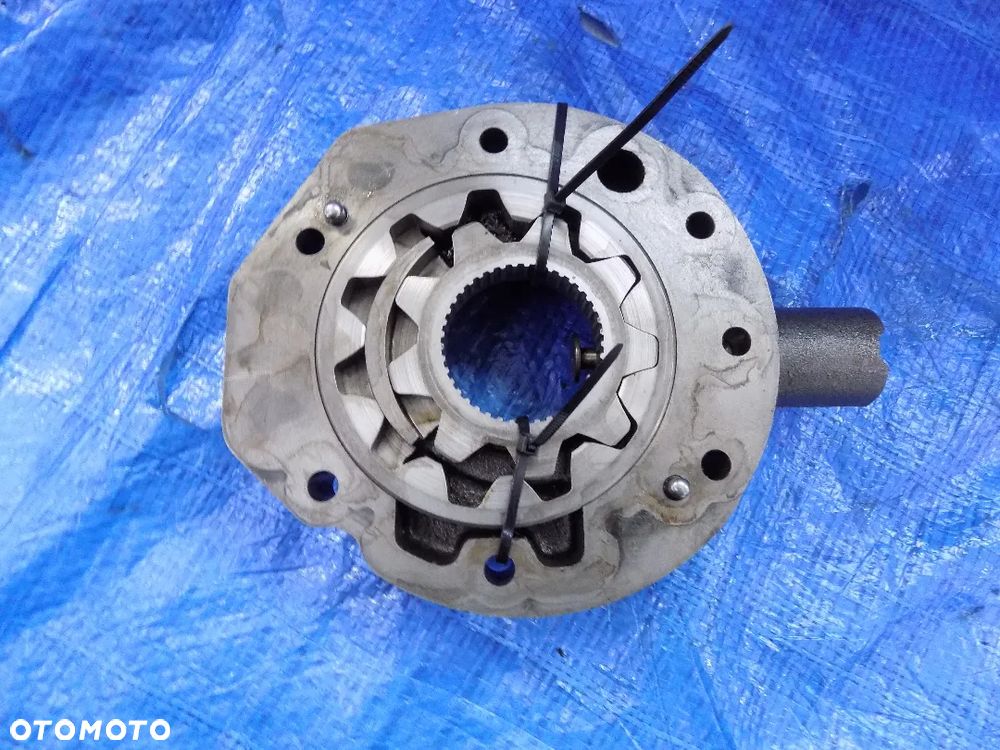 obudowa pompy skrzyni biegów r109002 john deere 6300 6100 6200 6400 - 4