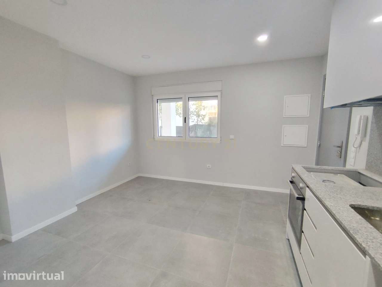 Prédio com 3 apartamentos novos e garagem - Grande imagem: 2/41