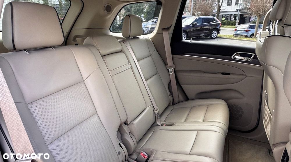 Jeep Grand Cherokee - 32