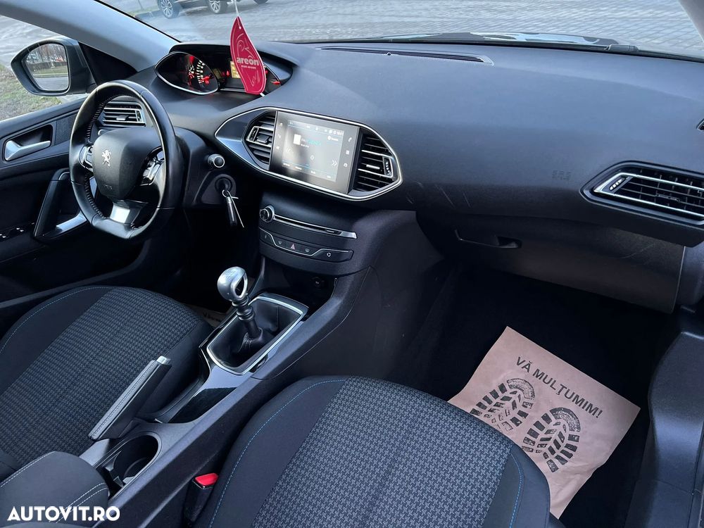 Peugeot 308 1.2 L PureTech Turbo S&S Allure - 23