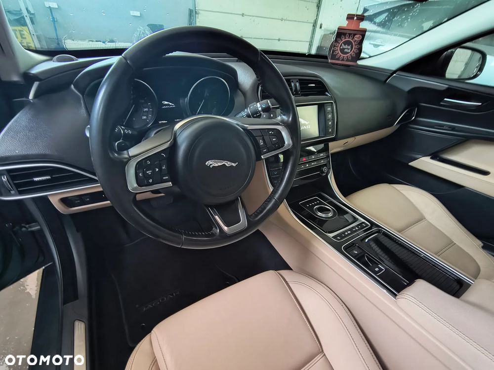 Jaguar XE 2.0 D AWD Prestige - 18