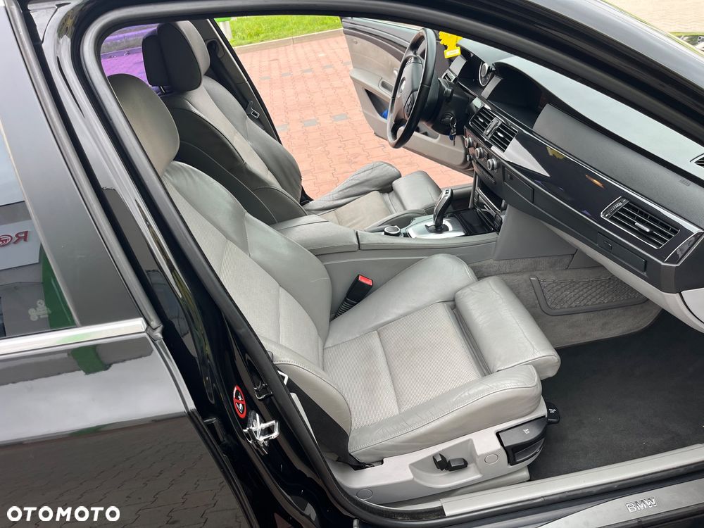 BMW Seria 5 525d xDrive - 23