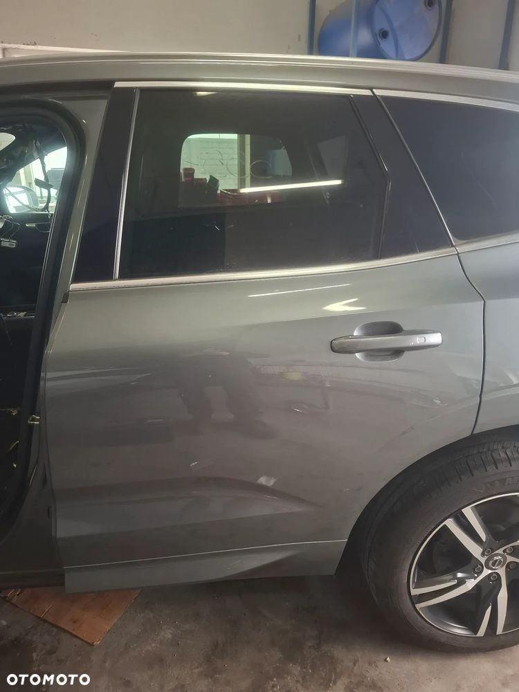 Volvo XC60 II zderzak tyl 6 PDC kod lakieru 714 - 6