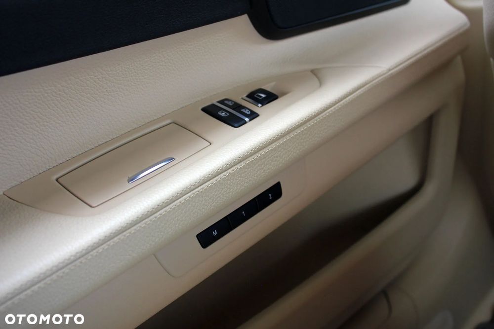 BMW Seria 7 750Li - 32