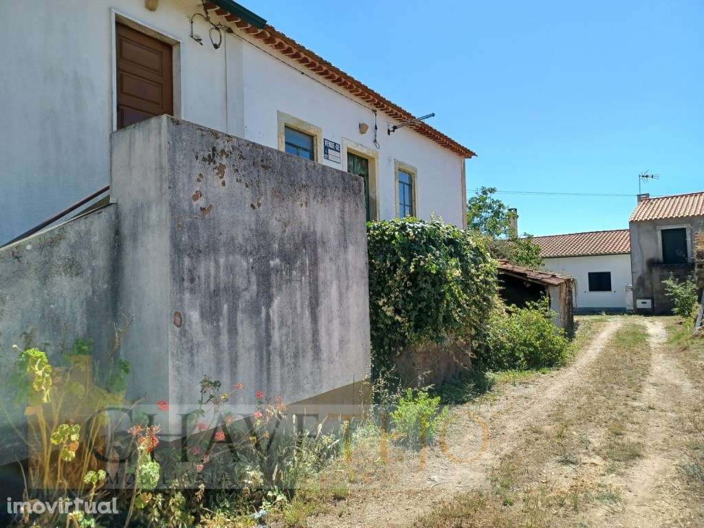 Casa antiga geminada para reabilitar a 10m de Ferreira do Zêzere. - Grande imagem: 3/13