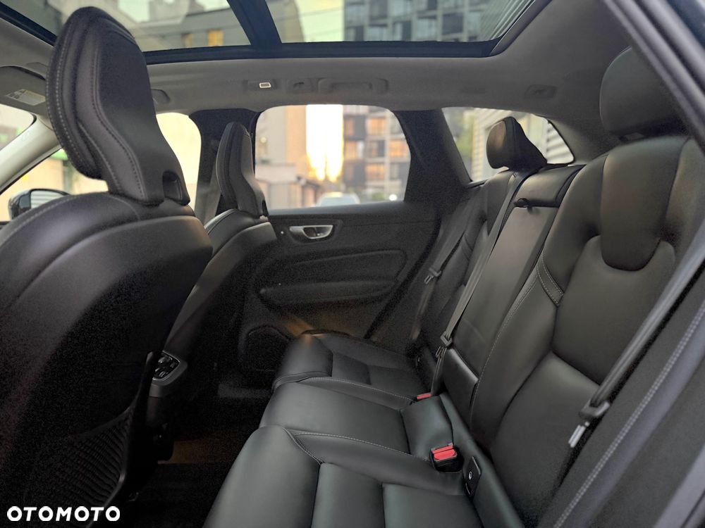 Volvo XC 60 B5 B AWD Ultimate Dark - 18
