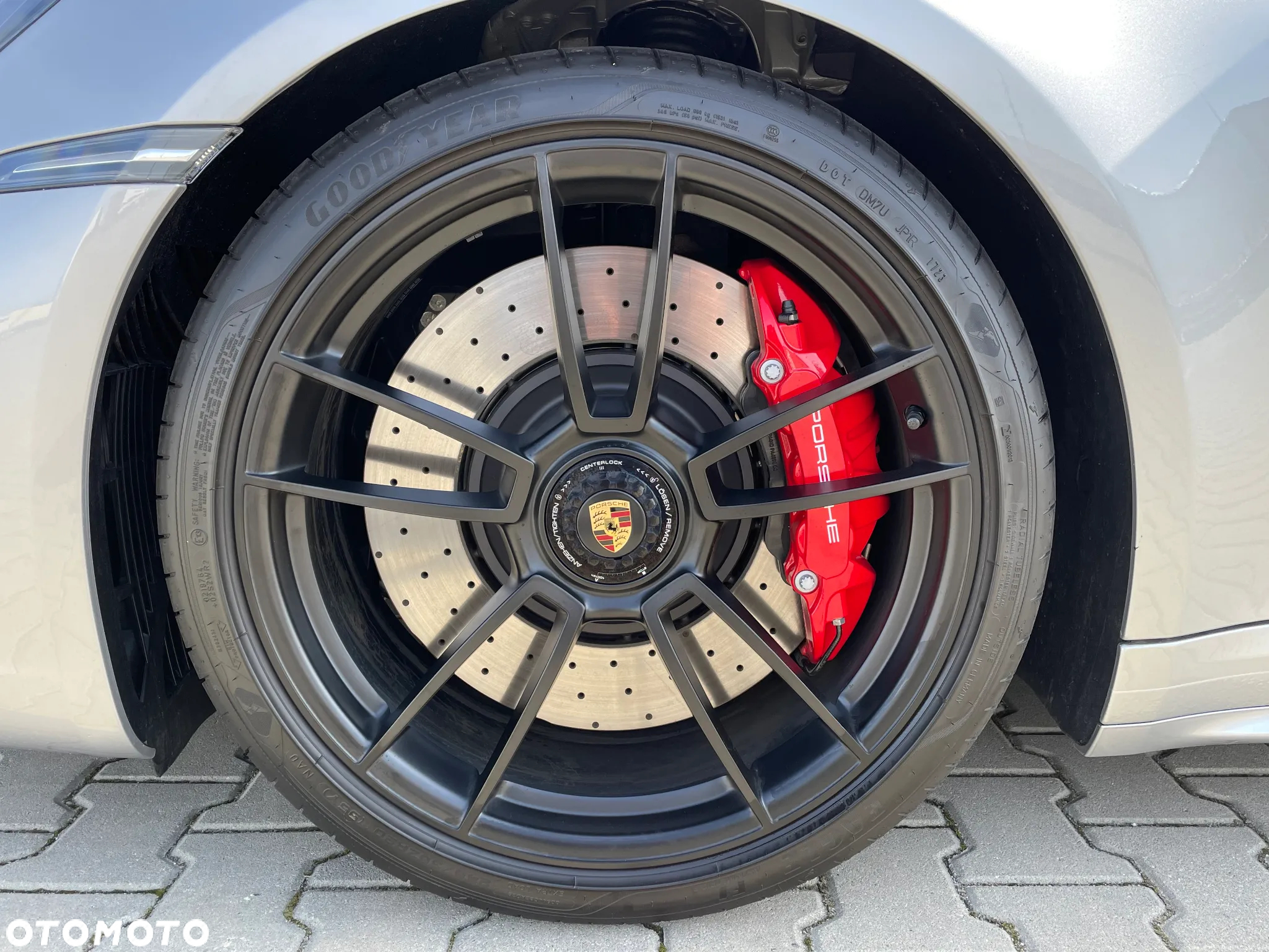 Porsche 911 Carrera 4 GTS - 10