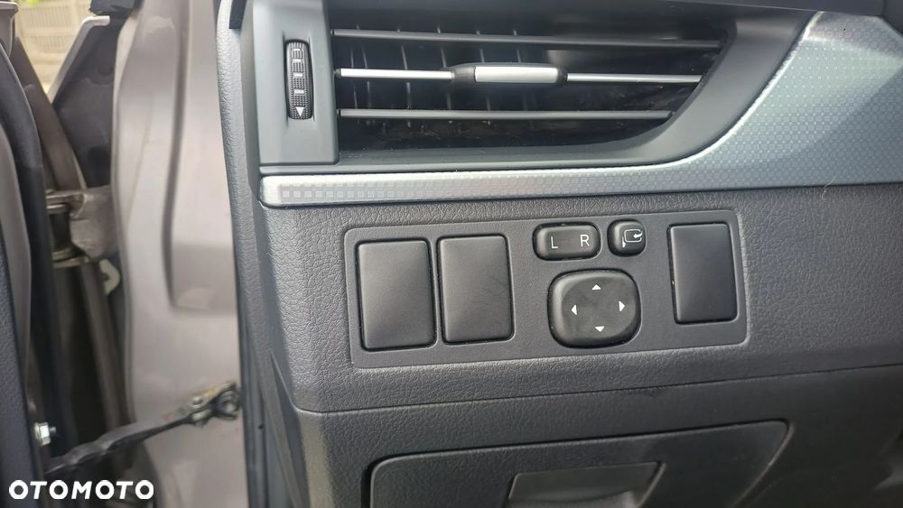 Toyota Avensis 1.8 Premium - 16