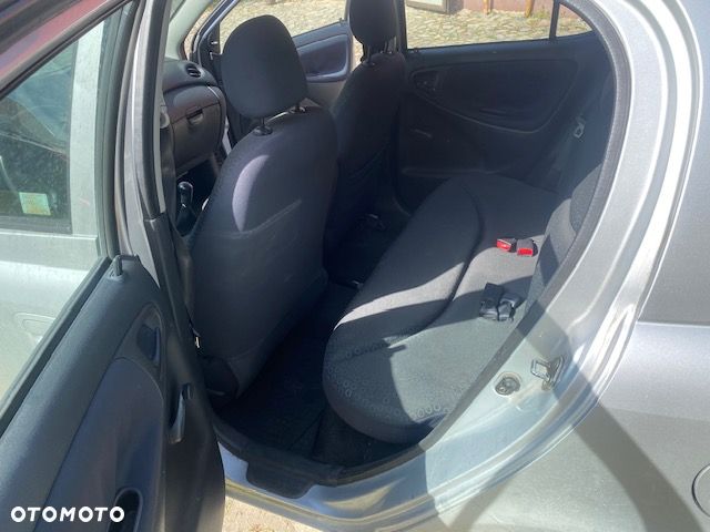 Toyota Yaris 1.0 Base - 4