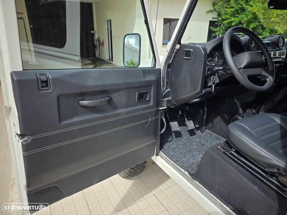 Land Rover Defender 90 2.4 CRD S - 39