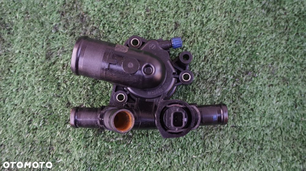 Renault Trafic II Opel Vivaro Nissan Primastar 2.0 DCI M9R obudowa termostatu