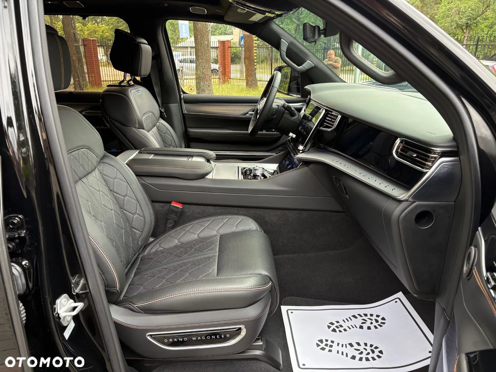Jeep Grand Wagoneer - 16