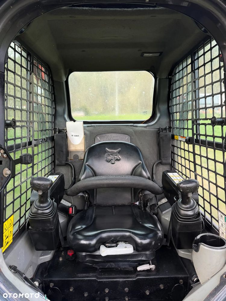 Bobcat S450 ładowarka 4x4 wózek terenowy. Łyżka. Pełne sterowanie z dżojstika jazda i praca. Aktualne serwisy DEKRA 2026r. Dokumentacja Pełna. Silnik Kubota 4cyl 55km. Maszyna Jak Nowa z Salonu! Pochodzi z Norweskiego Gospodarstwa! 2019 rok 1880 mtg! Zero luzów i wycieków. Bardzo mocna i wydajna maszyna o małych gabarytach! Idealna do stajni oraz Budownictwa. OKAZJA TANIO 3 wyjścia Hydrauliczne pod urządzenia!! - 11