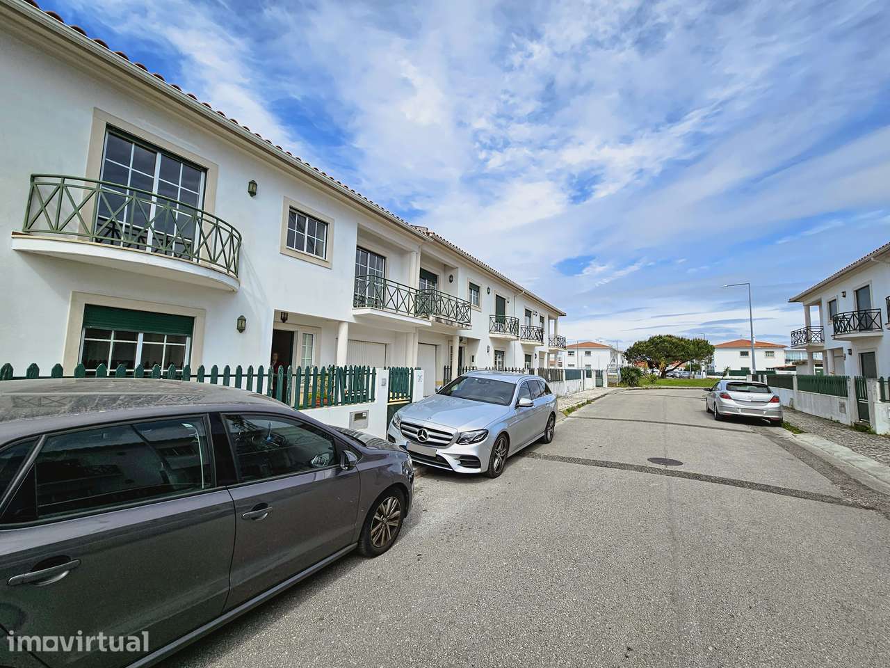 Moradia T5 com terraço e garagem, pronta a habitar - Grande imagem: 2/34