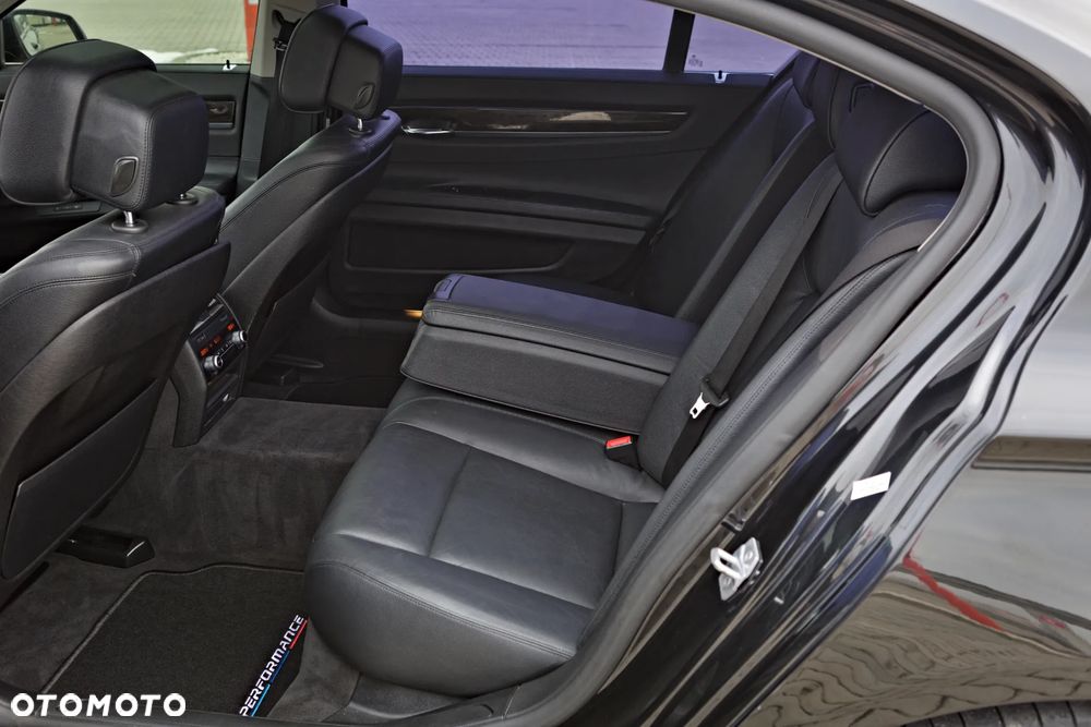 BMW Seria 7 740i - 37