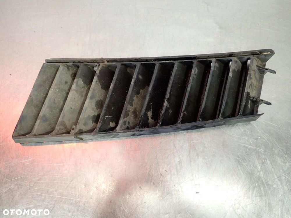 KRATKA WLOT POWIETRZA PRAWY TYŁ VOLKSWAGEN T3 - 4