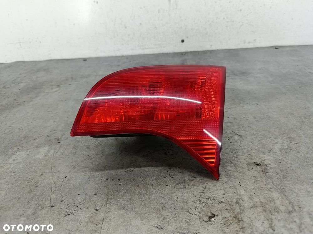LAMPA TYLNA PRAWA W KLAPE AUDI A4 B7 8E9945094 484502  ZB 2.0 20V - 4