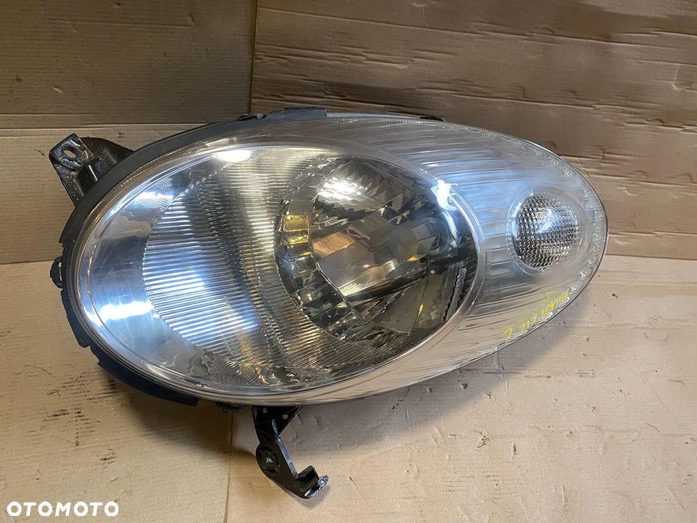 Lampa Nissan Micra K12  prawa OE