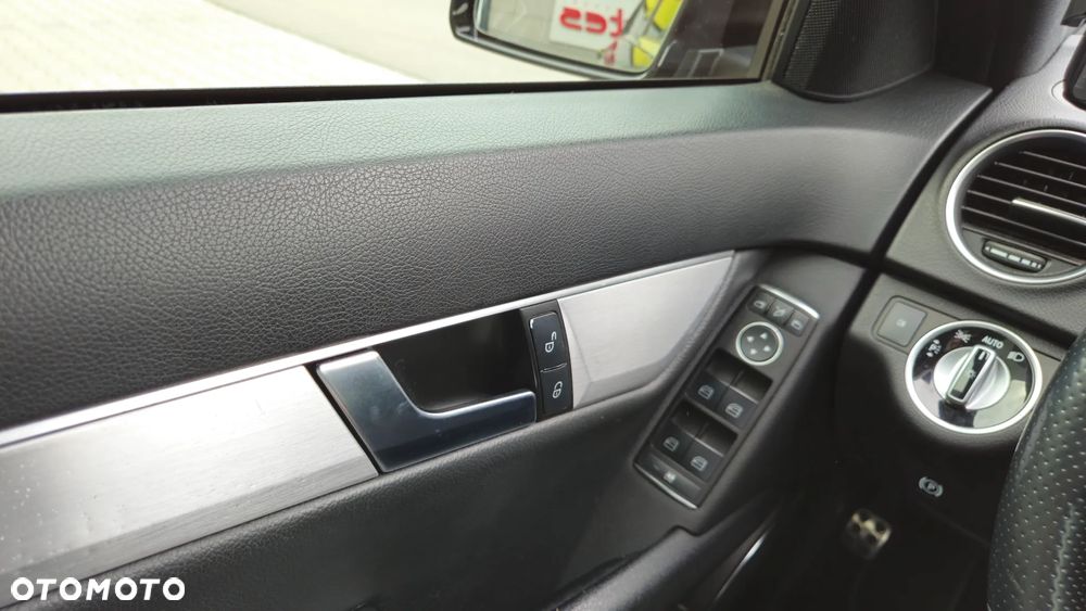 Mercedes-Benz Klasa C 200 CGI BlueEff Avantgarde - 23