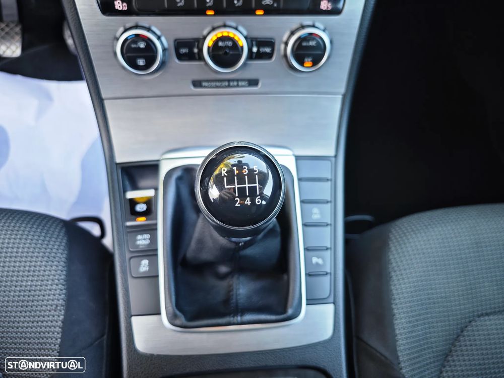 VW Passat Variant 1.6 TDI Confortline Navig - 16