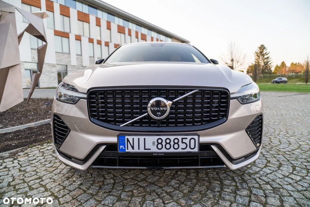 Volvo XC 60 T8 Plug-In Hybrid AWD Ultimate Dark - 17