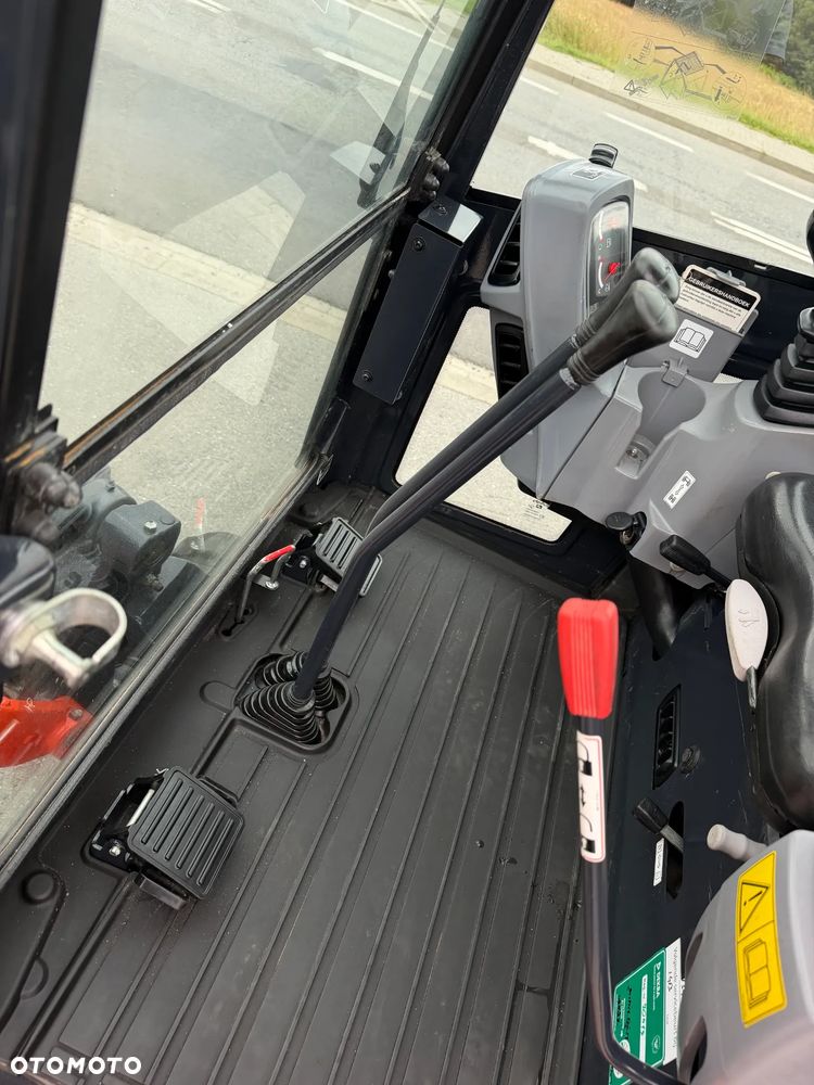 Kubota KX016-4 Koparka Gąsienicowa 2 tony. DEKRA aktualna do 2026r. 3 łyżki.+ pług fabryczny do równania kruszywa lub odśnieżania. Szybkozłącze Hydrauliczne. zmiana łyżek bez wychodzenia z kabiny! Rozsuwane Hydr. podwozie! Sprowadzona z Gospodarstwa Norweskiego! Zero luzów i wycieków. Maszyna jak Nowa z Salonu! 2020 rok. 1000 mtg! Pełna Dokumentacja. Gąsienice bez zużycia! Łyżka Skarpowa+ 2 kopiące. szybka wolna jazda. Ani deka luzów i wycieków. OKAZJA  Dodatkowe sekcje Hydr. Po serwisach kolejny za 400 mtg! - 35