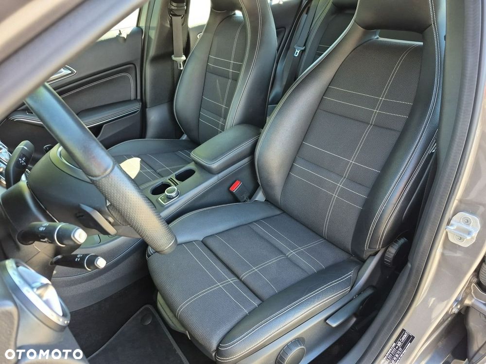 Mercedes-Benz GLA 180 7G-DCT - 11