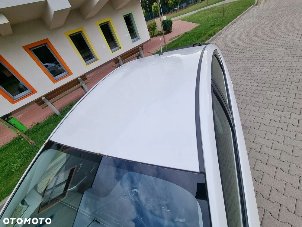 Toyota Prius (Hybrid) Life - 23