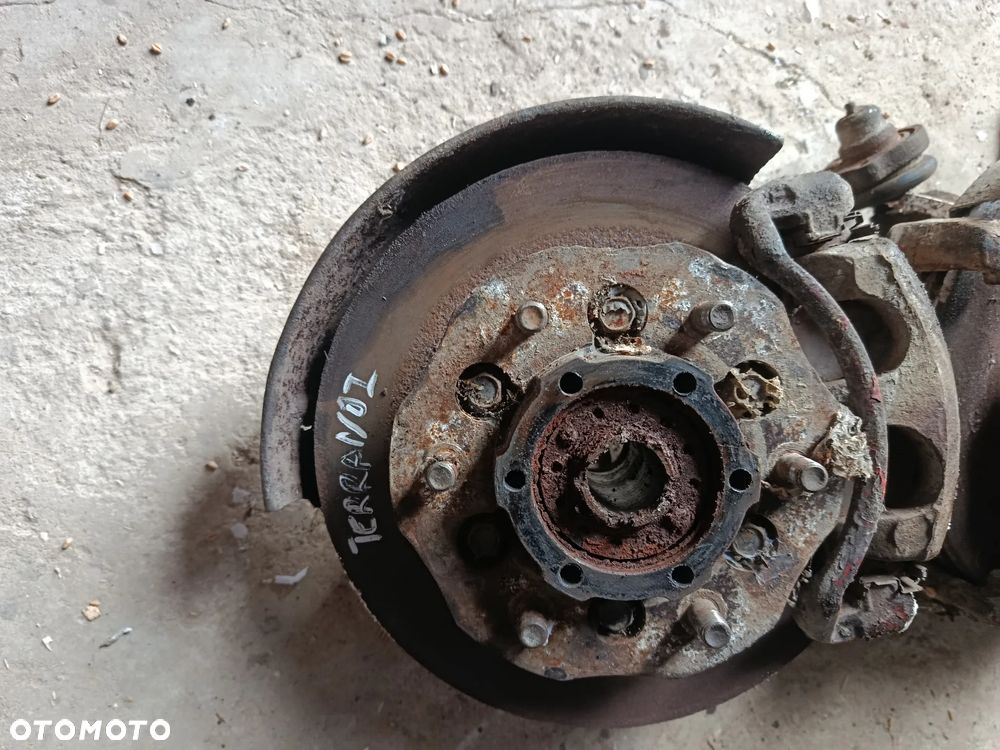 Zwrotnica przód prawa lewa Nissan Terrano 1 - 2