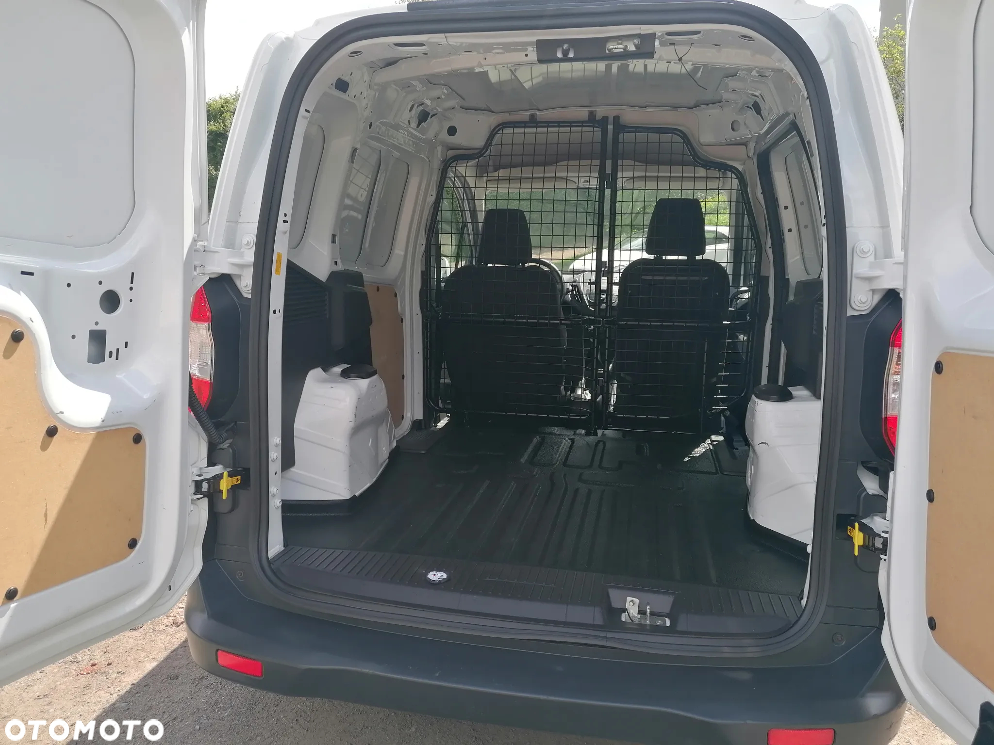 Ford Transit Courier - 17