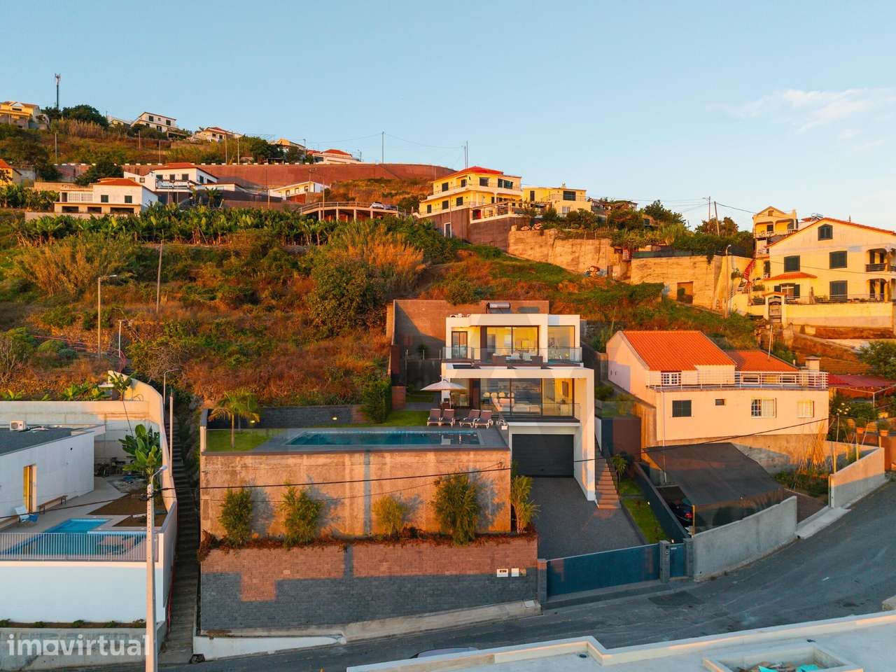 Moradia T3 Contemporânea com Piscina e uma Vista Mar Soberba na Ribeir - Grande imagem: 4/60