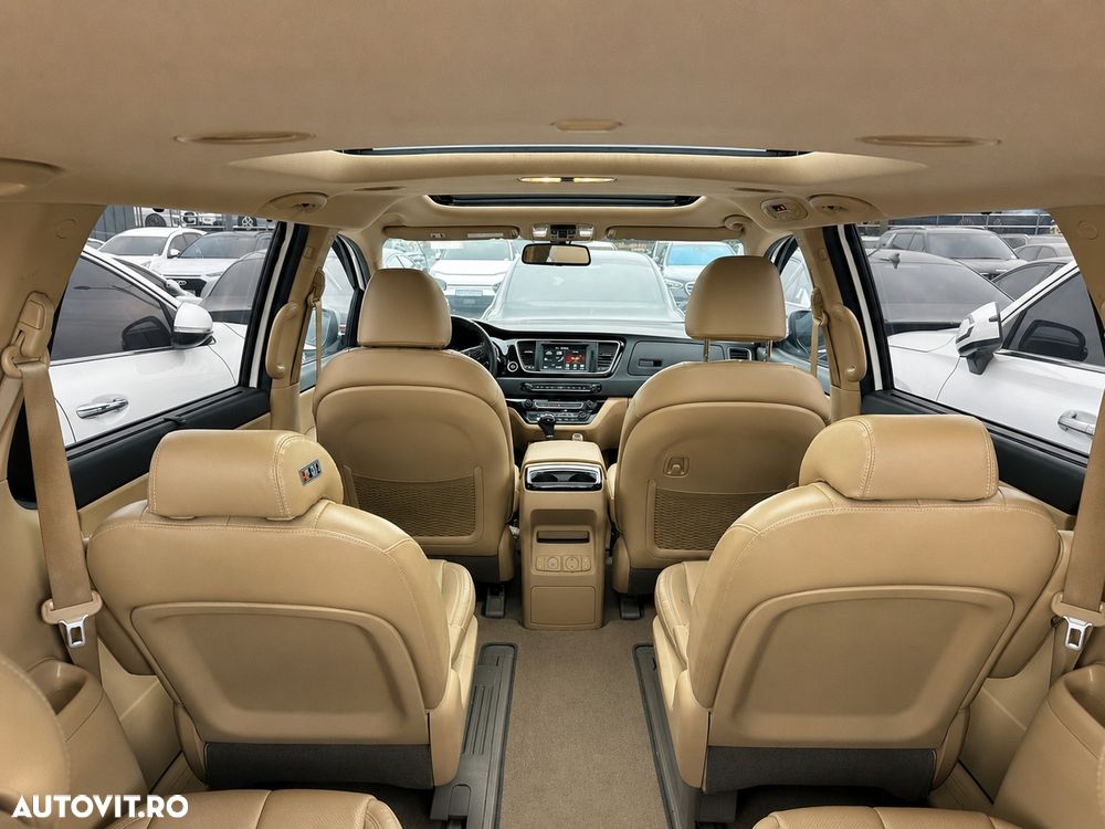 Kia Carnival - 12