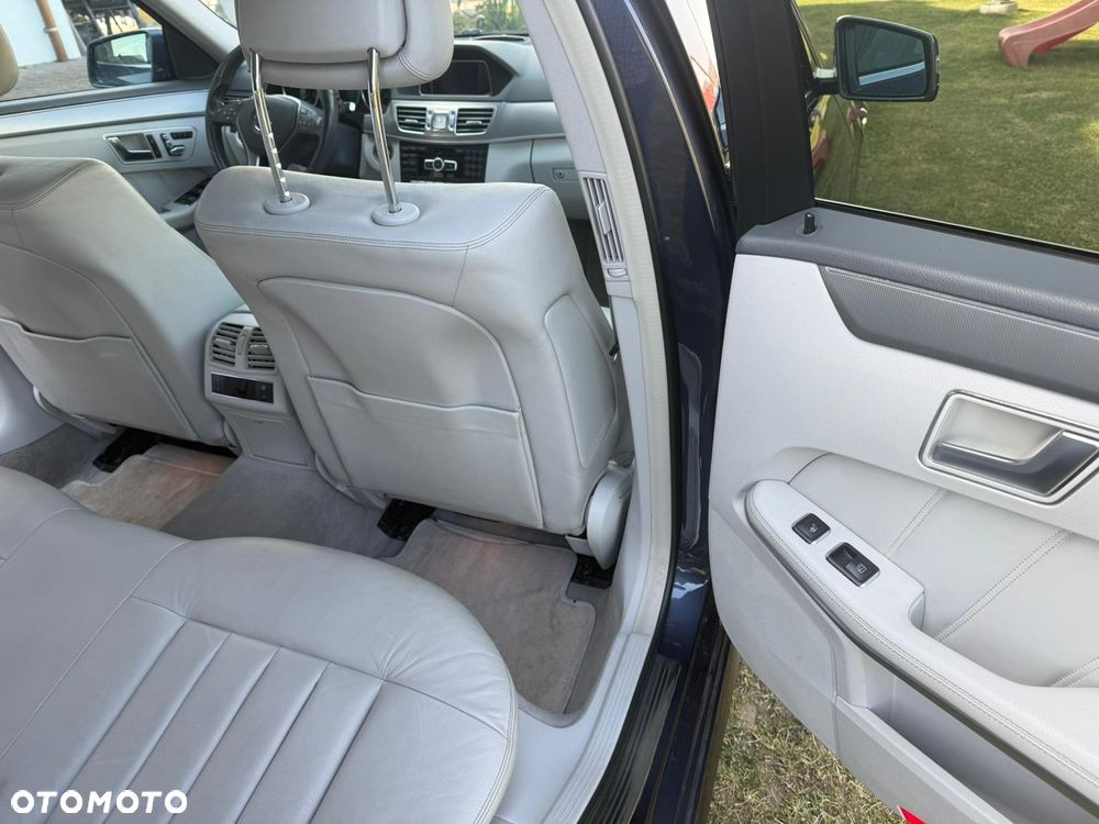 Mercedes-Benz Klasa E 300 BlueTEC 7G-TRONIC - 32