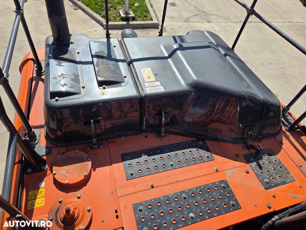 Hitachi ZX210, 23t, cupa NOUA 1,3mc, CUPLA RAPIDA, camere spate si laterale, inst picon, CONSUM MEDIU 9,6l/h, senile 80% ok doar 988h deplasare, 3 pompe hidr HITACHI, antifurt, motor ISUZU, ad sapare 7m, ridica 14t, STARE BUNA,leasing 4ani-83.900 EUR+Tva - 39