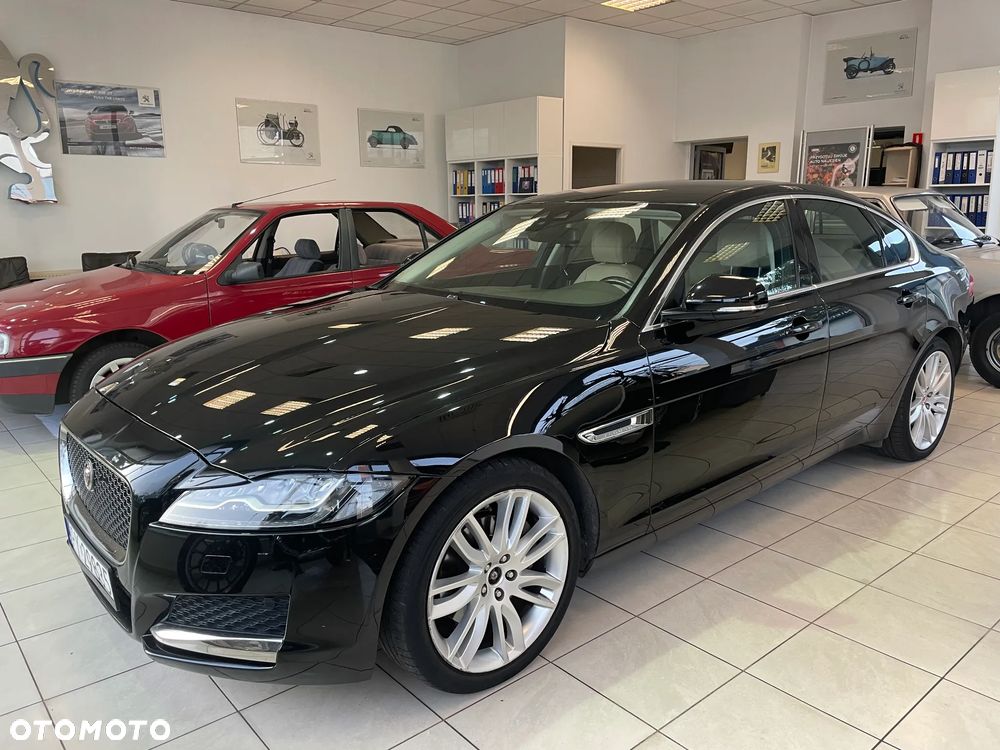 Jaguar XF 2.0 i4D AWD Pure - 2