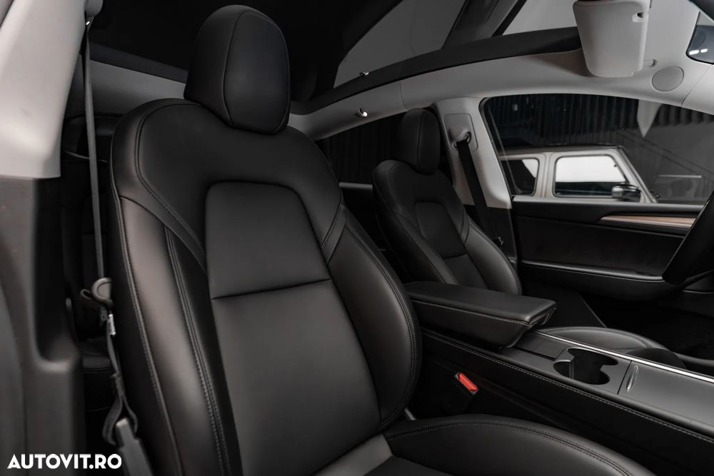 Tesla Model Y Long Range AWD - 36