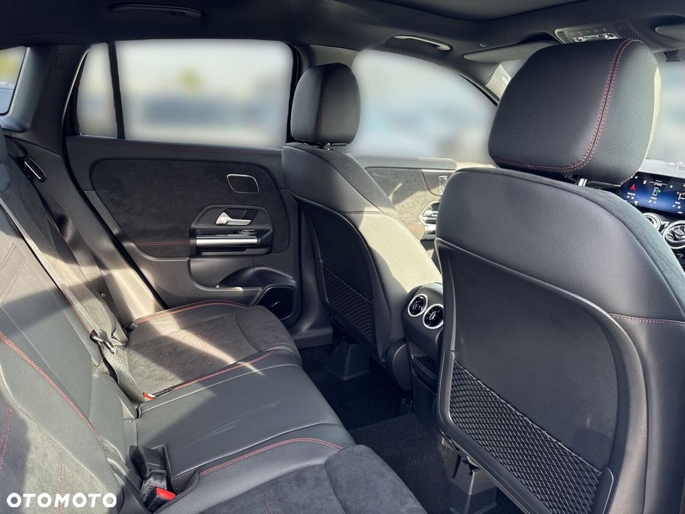Mercedes-Benz GLA - 13