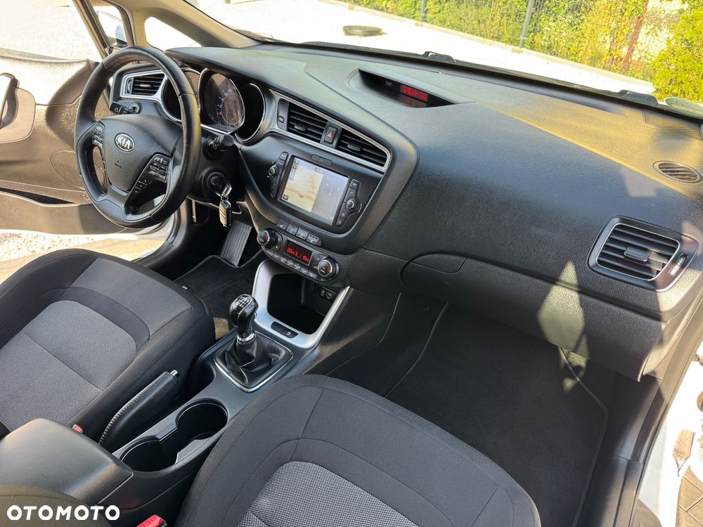 Kia Ceed 1.4 CVVT ISG Dream Team Edition - 32