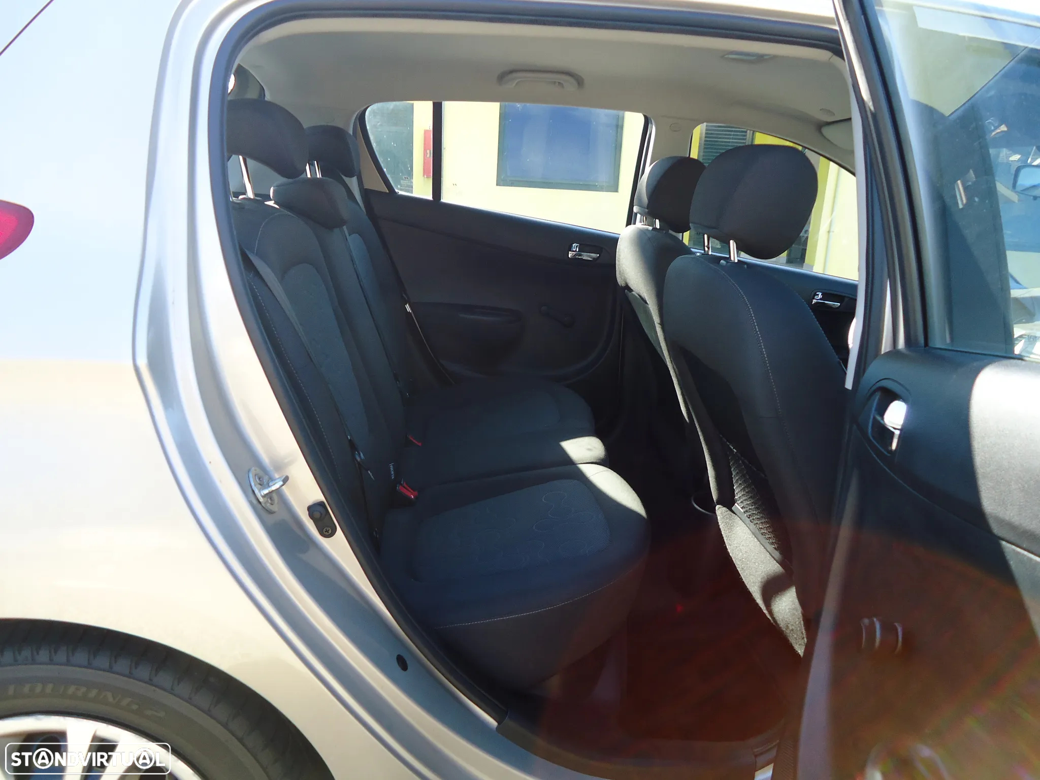 Hyundai i20 1.4 CRDI Comfort ESP - 9