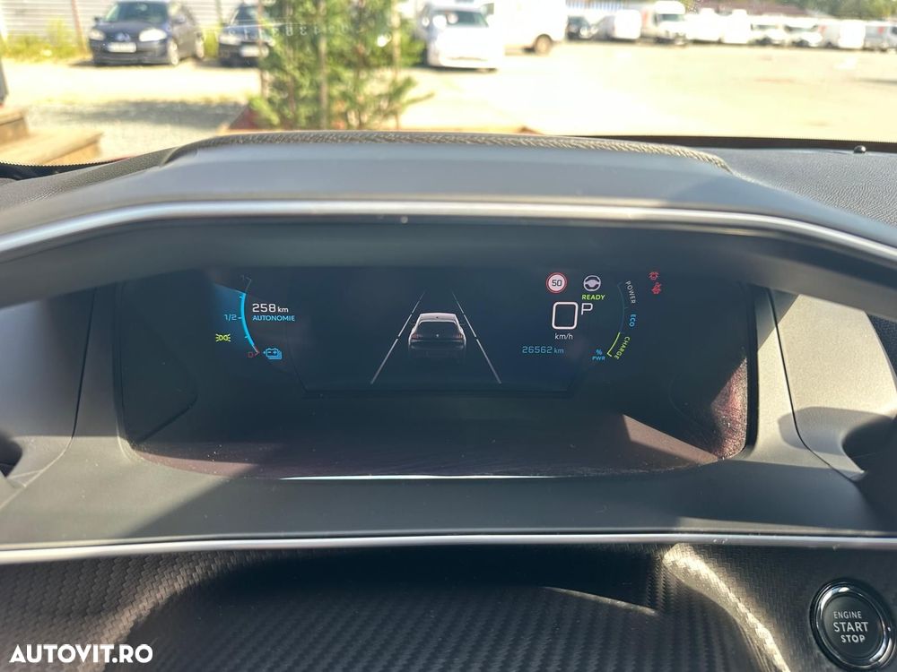 Peugeot 208 - 8