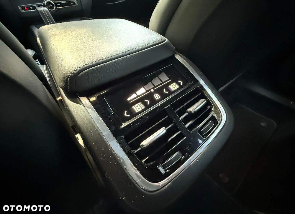 Volvo XC 60 B4 D AWD R-Design - 22