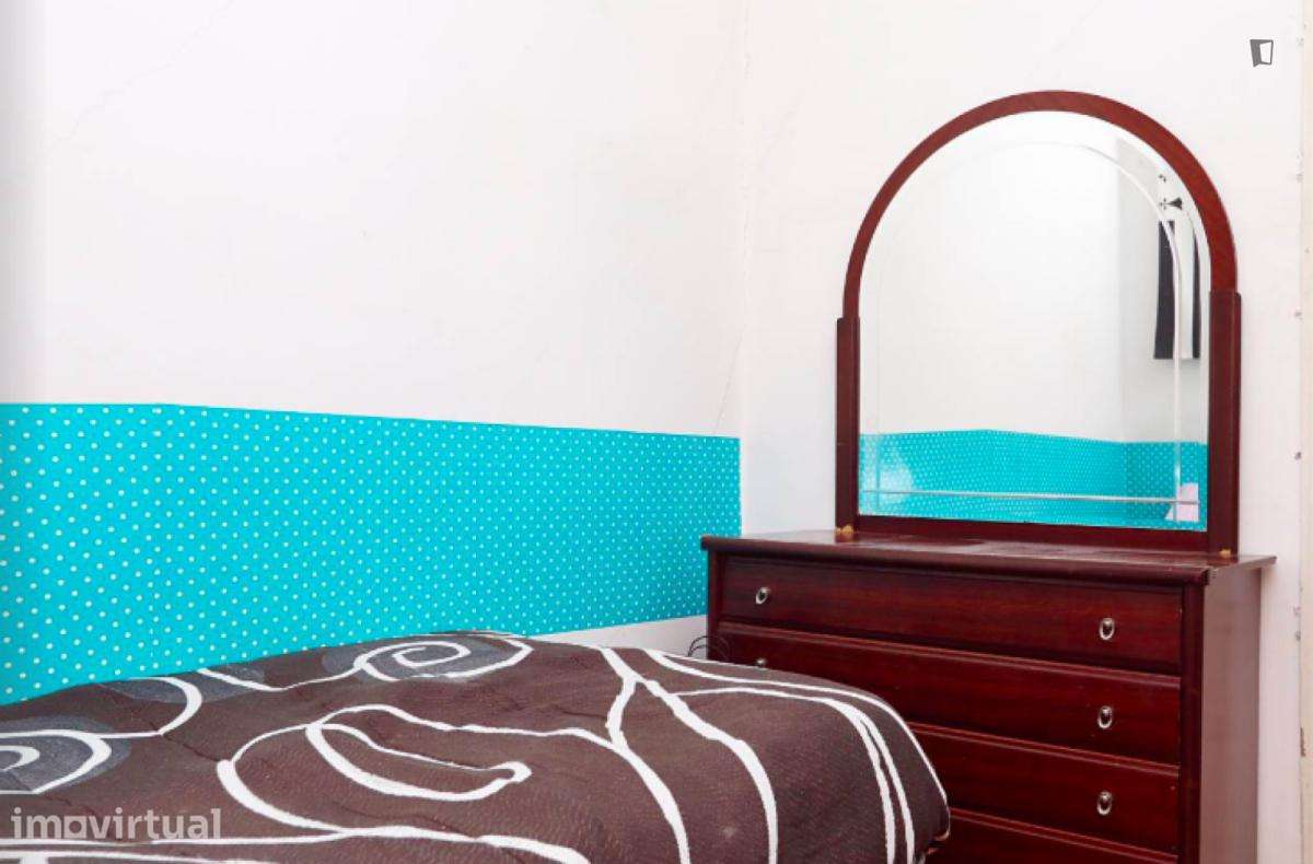 Quarto - localizado em Intendente Lisbon - Grande imagem: 4/8