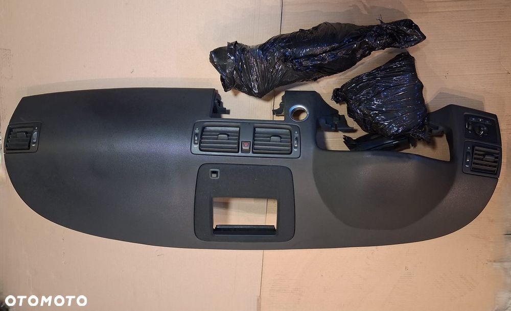 Deska rozdzielcza VOLVO V50 NAVI KPL pasy poduszki 8660105 grafit - 1