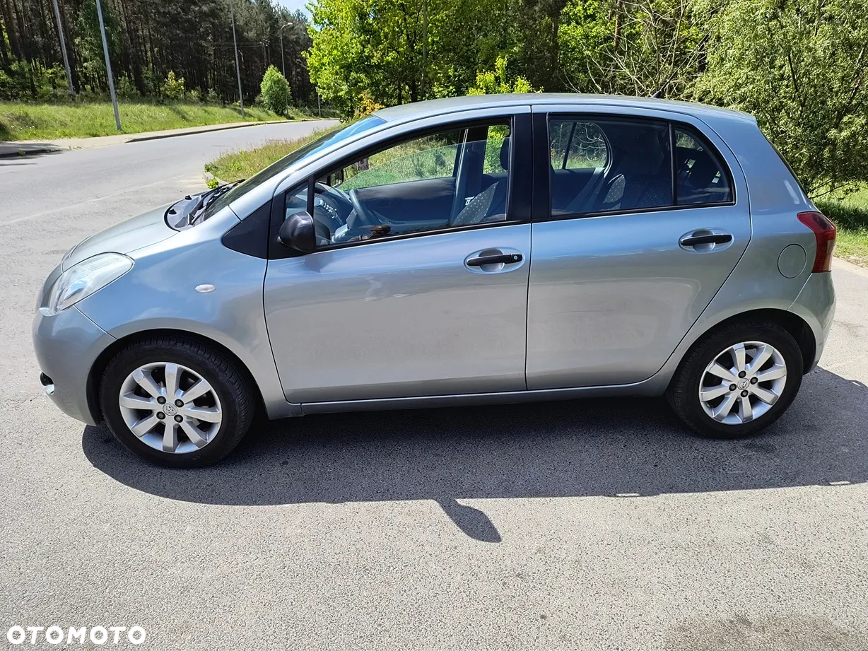 Toyota Yaris 1.3 Luna Premium - 2