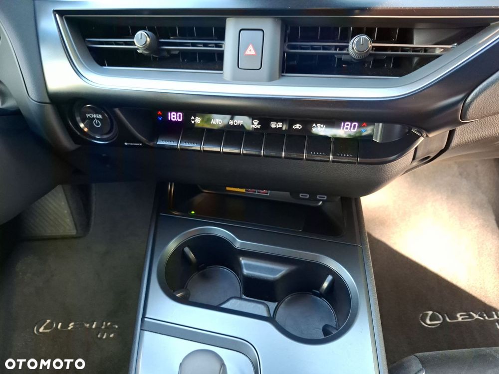 Lexus UX 300h Business - 26
