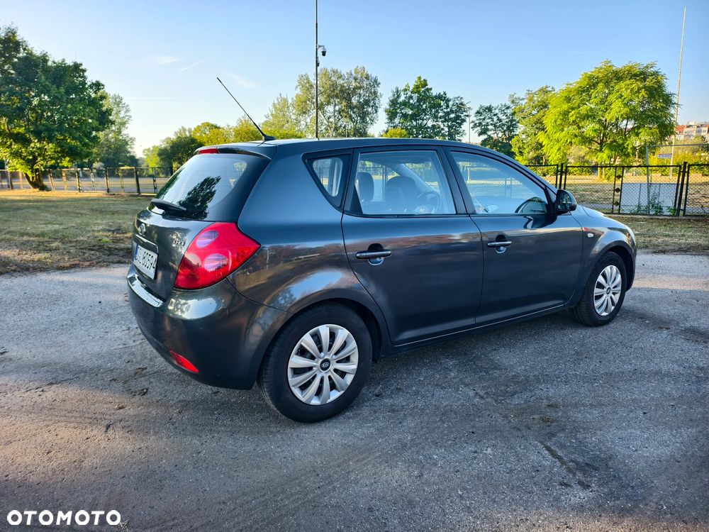 Kia Ceed - 9