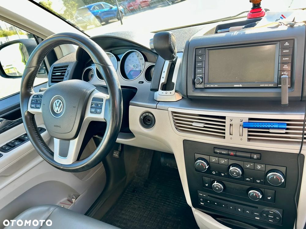 Volkswagen Routan - 9